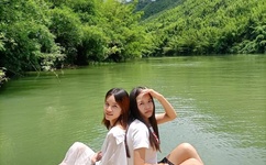 蓝旖琳与狗图片